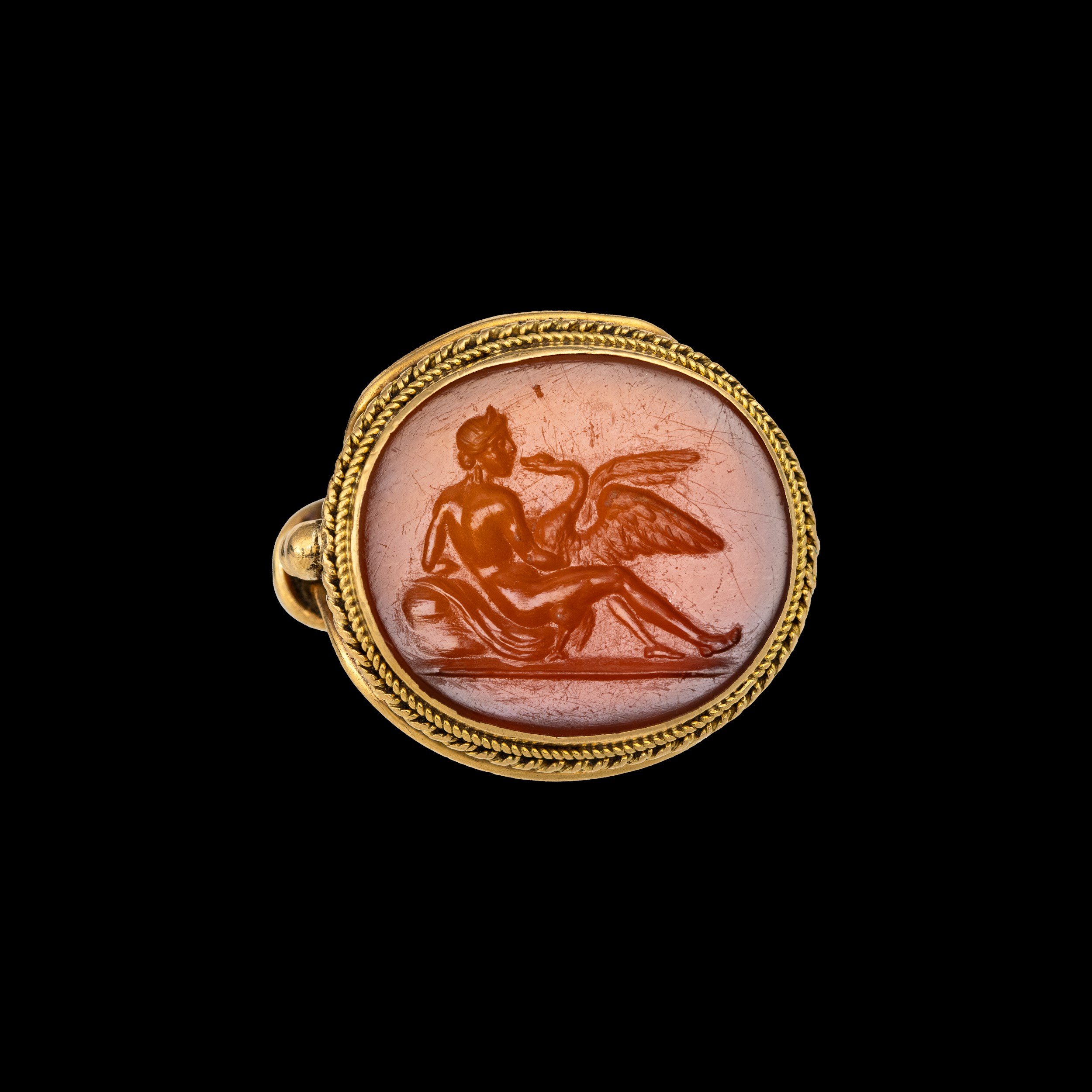 Attributed to Carlo Costanzi (1705-1781). A gold ring with a Neoclassical carnelian intaglio. Leda and the swan.